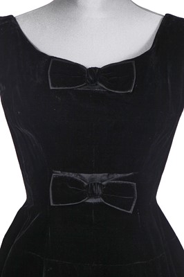 Lot 451 - A Pierre Balmain haute couture black velvet cocktail ensemble, circa 1955