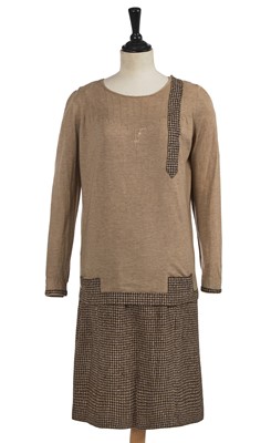 Lot 529 - A Gabrielle Chanel haute couture checked tweed and jersey day/sports ensemble, 1926-27