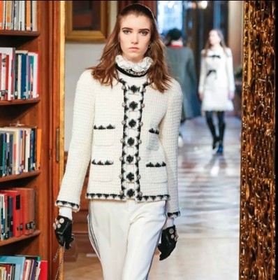 Lot 18 - A fine Chanel waffle-weave bouclé tweed jacket, 'Paris-Salzburg' collection, Métiers d'Art, Pre-Fall 2015