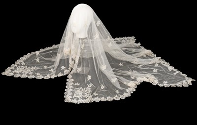 Lot 528 - A Honiton bobbin appliqué bridal veil, circa...