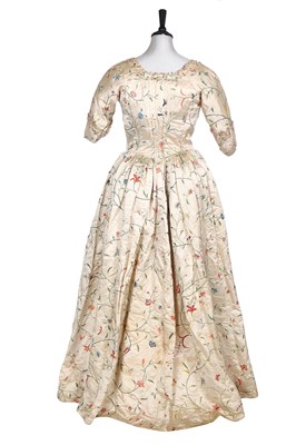Lot 421 - A Cantonese embroidered robe à l'Anglaise, 1780s