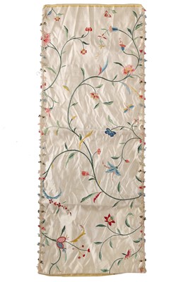 Lot 421 - A Cantonese embroidered robe à l'Anglaise, 1780s