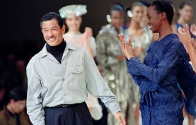 Lot 145 - An Issey Miyake navy blue crinkled polyester ensemble, Spring-Summer 1992