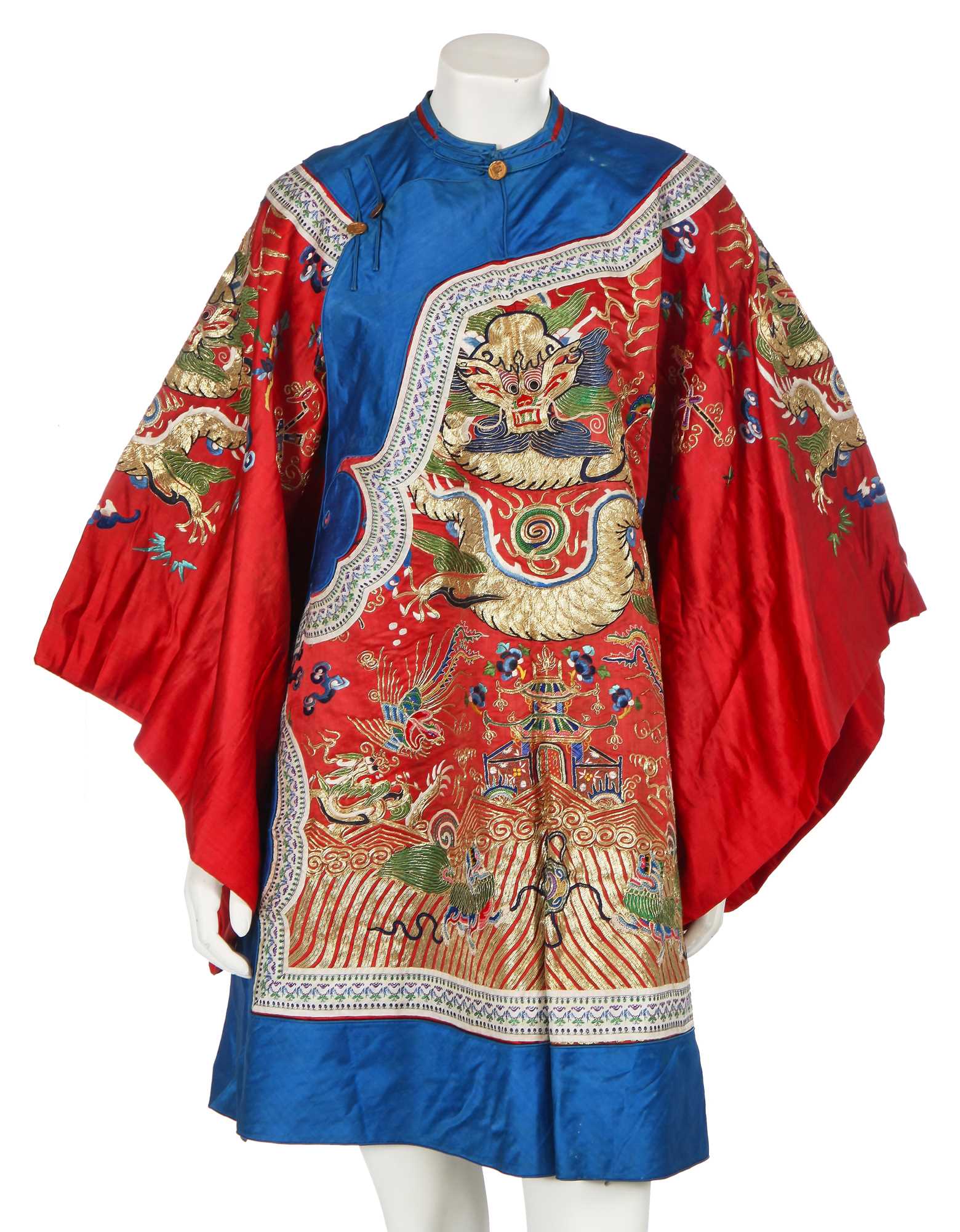 Lot 531 - A Han woman's semiformal robe, mangao, circa