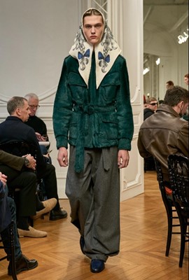 Lot 386 - A rare and early Hubert de Givenchy trompe-l'œil hair-printed silk headscarf, Spring-Summer 1953