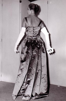 Lot 384 - A fine Balenciaga haute couture pink satin ball gown, Autumn-Winter, 1955-56