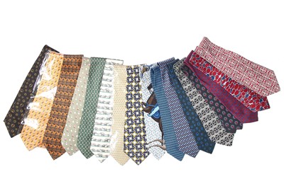 Lot 149 - 17 Hermès printed silk ties