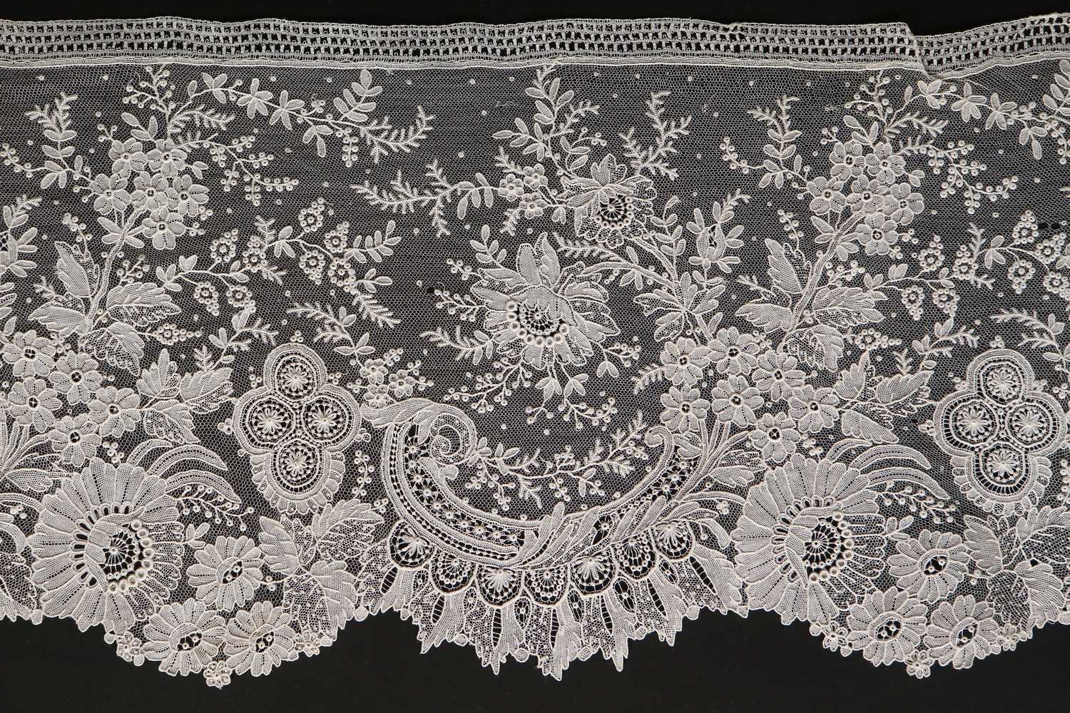 Lot 496 - A good general collection of lace, mid-late