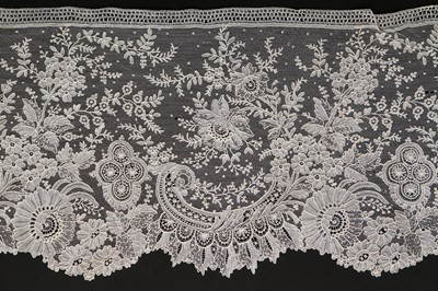 Lot 496 - A good general collection of lace, mid-late...