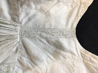 Lot 4 - A white linen and lace gown with long train American, circa 1798-1800