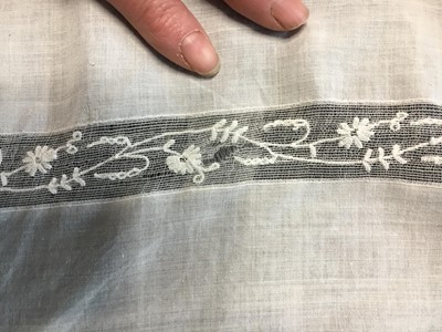 Lot 4 - A white linen and lace gown with long train American, circa 1798-1800