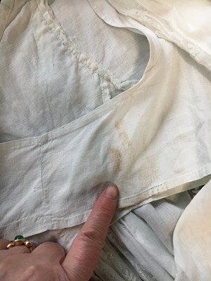 Lot 4 - A white linen and lace gown with long train American, circa 1798-1800