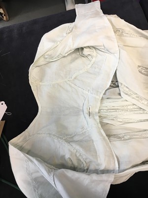 Lot 4 - A white linen and lace gown with long train American, circa 1798-1800