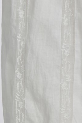 Lot 4 - A white linen and lace gown with long train American, circa 1798-1800