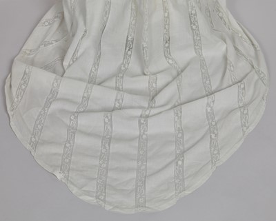 Lot 4 - A white linen and lace gown with long train American, circa 1798-1800