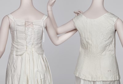 Lot 26 - A pair of girl's white linen short stays, probably French, circa 1805