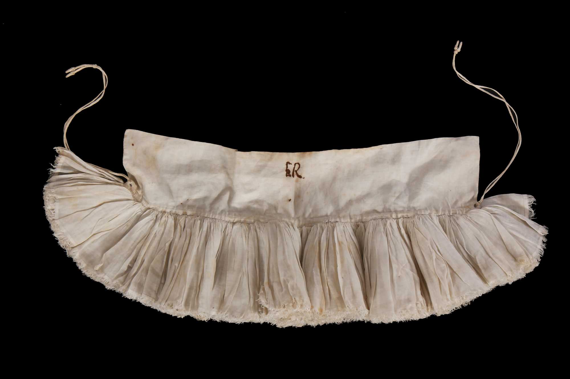 Lot 538 - A fine and rare shaped linen ruffler, English, 1620s