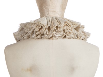 Lot 538 - A fine and rare shaped linen ruffler, English, 1620s