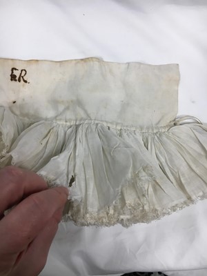 Lot 538 - A fine and rare shaped linen ruffler, English, 1620s