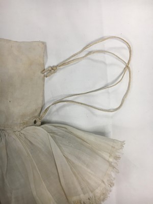 Lot 538 - A fine and rare shaped linen ruffler, English, 1620s