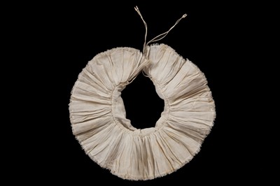 Lot 538 - A fine and rare shaped linen ruffler, English, 1620s