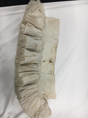Lot 538 - A fine and rare shaped linen ruffler, English, 1620s