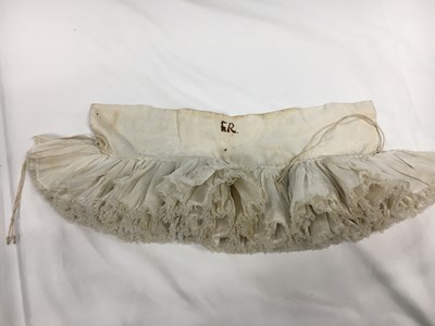 Lot 538 - A fine and rare shaped linen ruffler, English, 1620s