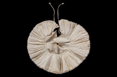 Lot 538 - A fine and rare shaped linen ruffler, English, 1620s