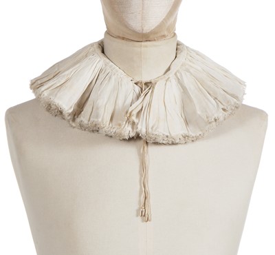 Lot 538 - A fine and rare shaped linen ruffler, English, 1620s