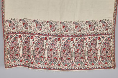 Lot 100 - An ivory silk drawloom stole, Norwich or French, 1815-20