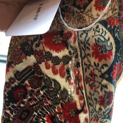 Lot 100 - An ivory silk drawloom stole, Norwich or French, 1815-20