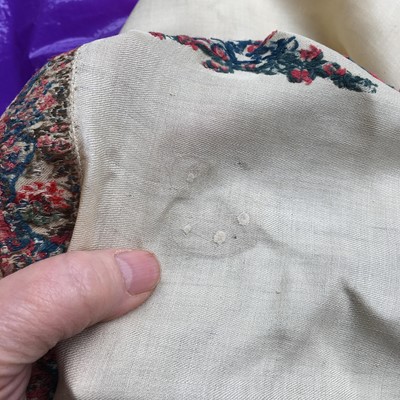 Lot 100 - An ivory silk drawloom stole, Norwich or French, 1815-20