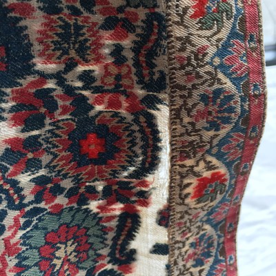 Lot 100 - An ivory silk drawloom stole, Norwich or French, 1815-20