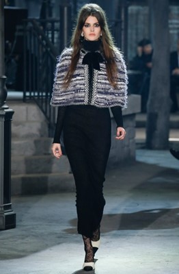 Lot 14 - A Chanel by Karl Lagerfeld knitted grey wool capelet, 'Paris-Rome' collection, Métiers d'Art, Pre-Fall 2016
