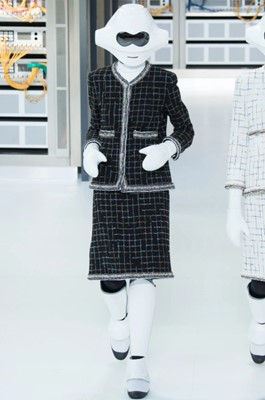 Lot 12 - A Chanel by Karl Lagerfeld checked bouclé tweed suit, 'Intimate Technology' collection, Spring-Summer 2017