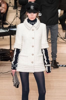 Lot 8 - A fine Chanel by Karl Lagerfeld ivory tweed jacket, 'Paris-Hamburg' collection, Métiers d'Art, Pre-Fall 2018