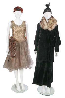 Lot 751 - A group of 1920s-30s clothing and accessories