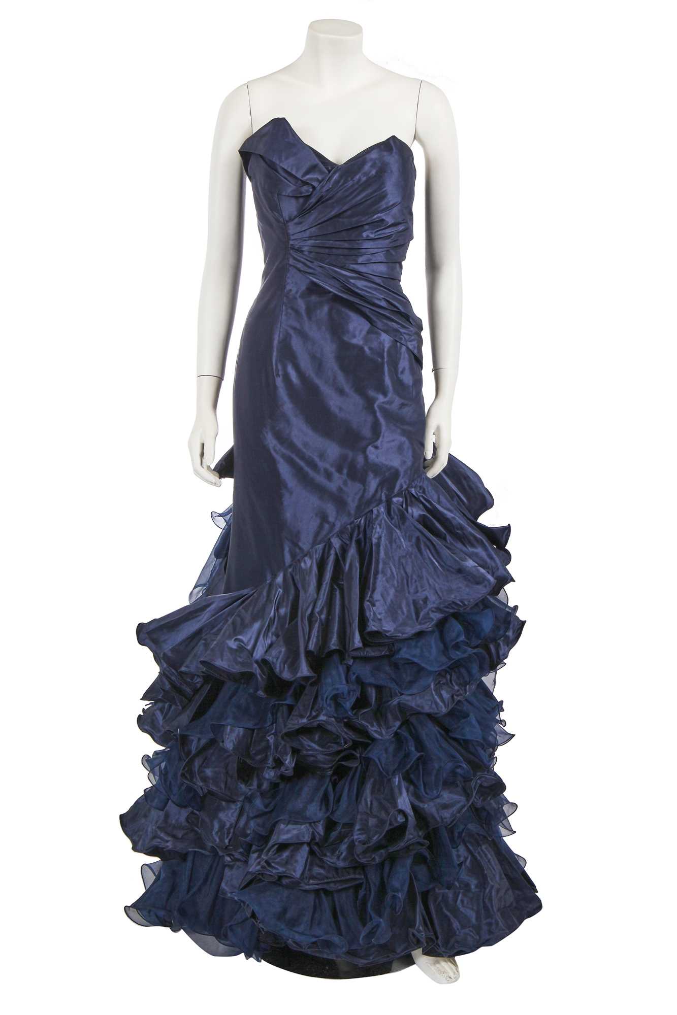 Lot 332 - An Oscar de la Renta blue silk evening gown, resort 2011