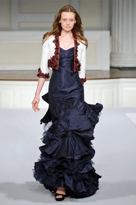 Lot 332 - An Oscar de la Renta blue silk evening gown, resort 2011