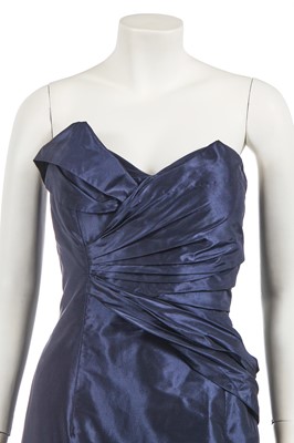 Lot 332 - An Oscar de la Renta blue silk evening gown, resort 2011