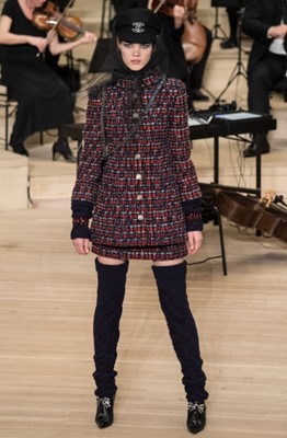 Lot 189 - A pair of Chanel by Karl Lagerfeld blue wool-cashmere blend cable knit leg warmers, 'Paris-Hamburg' collection, Métiers d'Art, Pre-Fall 2018