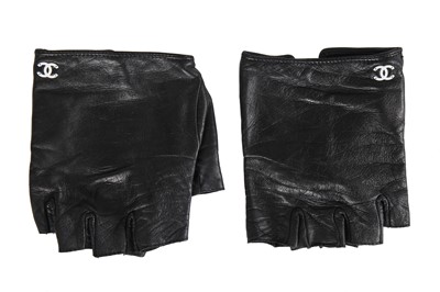 Lot 188 - A pair of Chanel by Karl Lagerfeld black and white lambskin glovelettes, 'Chanel by the Sea' collection, Spring-Summer 2019
