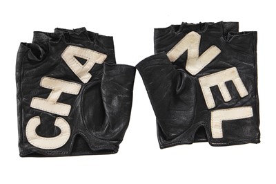 Lot 188 - A pair of Chanel by Karl Lagerfeld black and white lambskin glovelettes, 'Chanel by the Sea' collection, Spring-Summer 2019