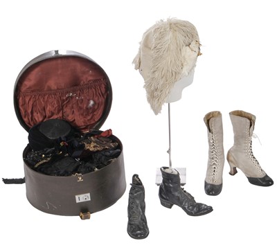 Lot 804 - A large group of Victorian & Edwardian accessories