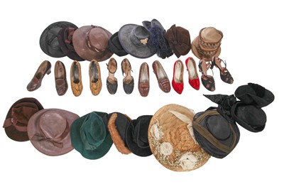 Lot 735 - A large group of accessories, 1940s-1950s
