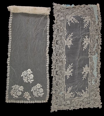 Lot 877 - A large group of lace, mainly 19th century