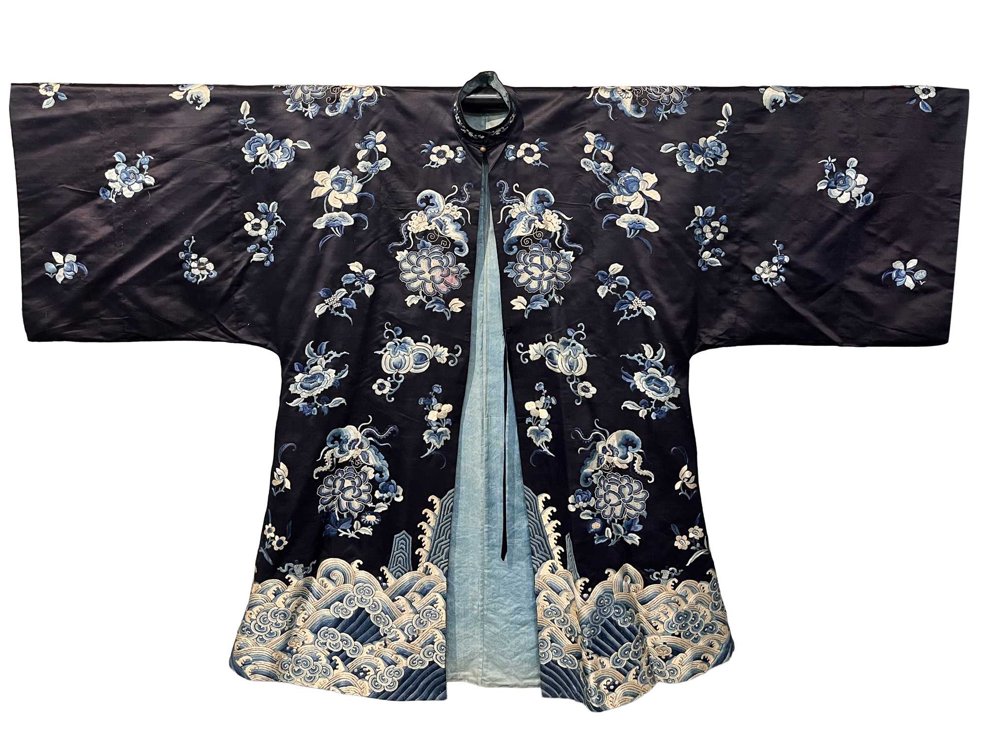Lot 927 - A Han woman's informal coat, waitao, Chinese,