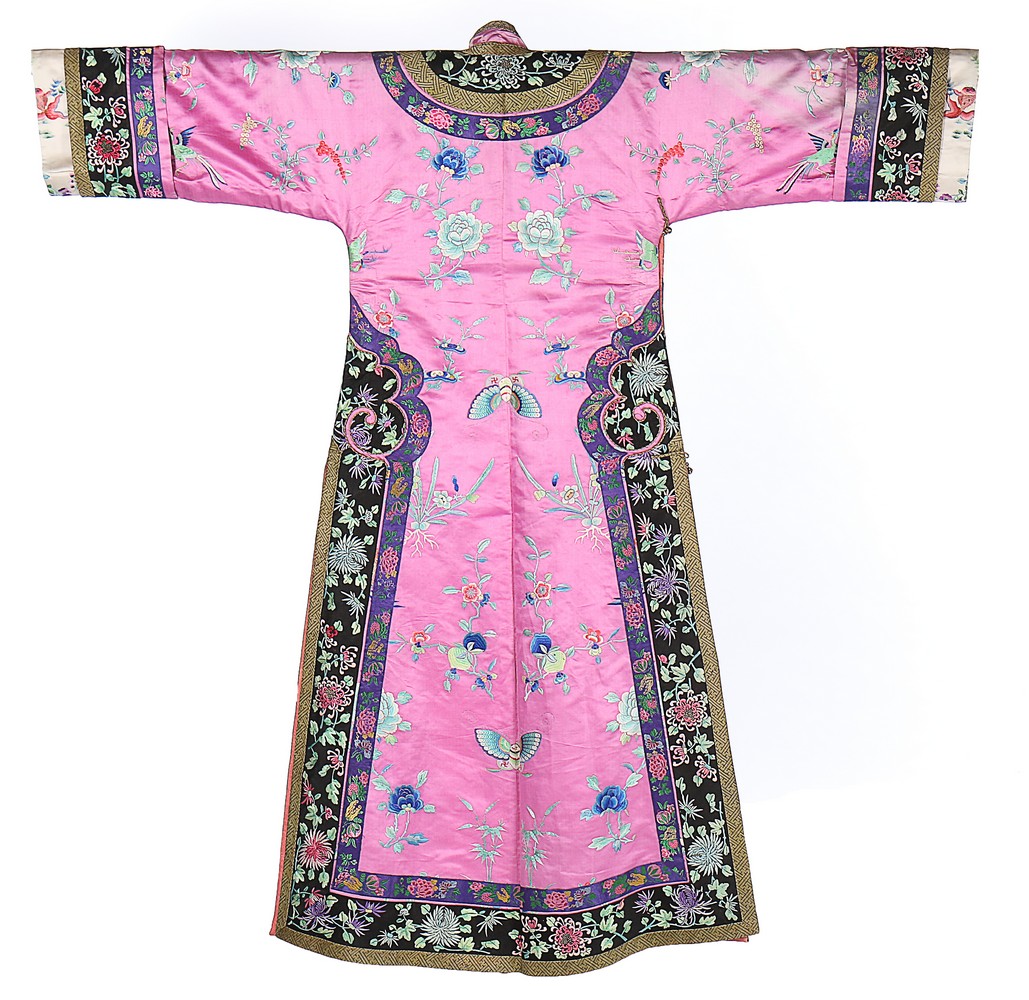Lot 481 - A Han Chinese pink silk ladies robe, early