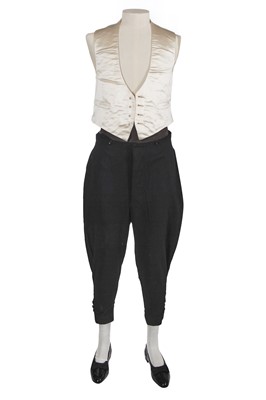 Lot 165 - A Meyer & Mortimer complete navy velvet court livery, 1928