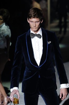 Lot 13 - A Gucci by Tom Ford men's blue velvet smoking suit, Autumn-Winter 2004-05